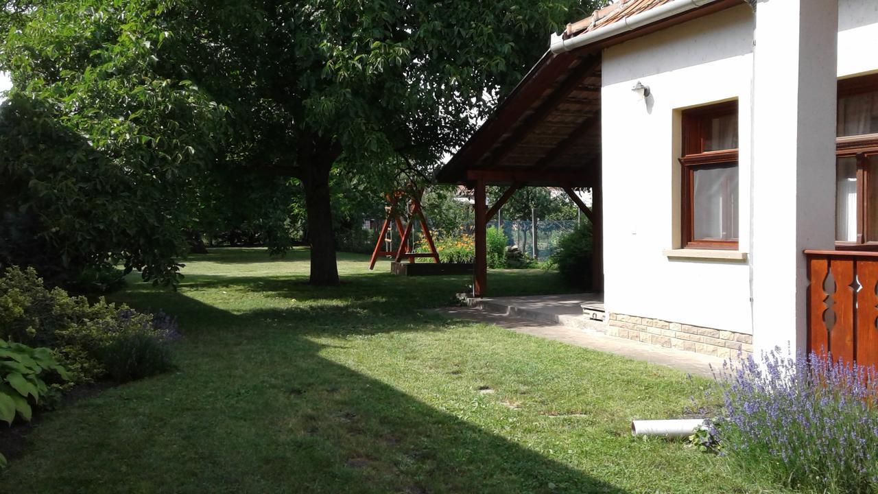 Nosztalgia Vendeghaz Hotel Mezőkövesd Buitenkant foto