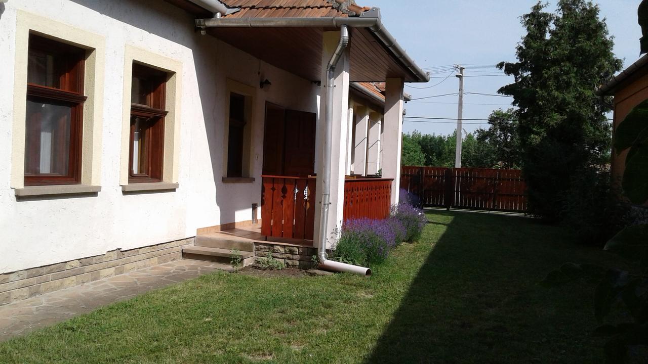 Nosztalgia Vendeghaz Hotel Mezőkövesd Buitenkant foto