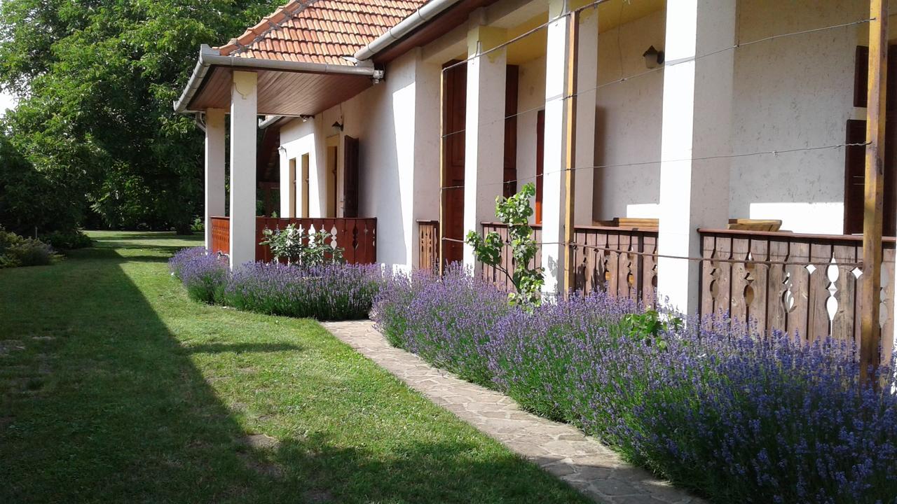 Nosztalgia Vendeghaz Hotel Mezőkövesd Buitenkant foto