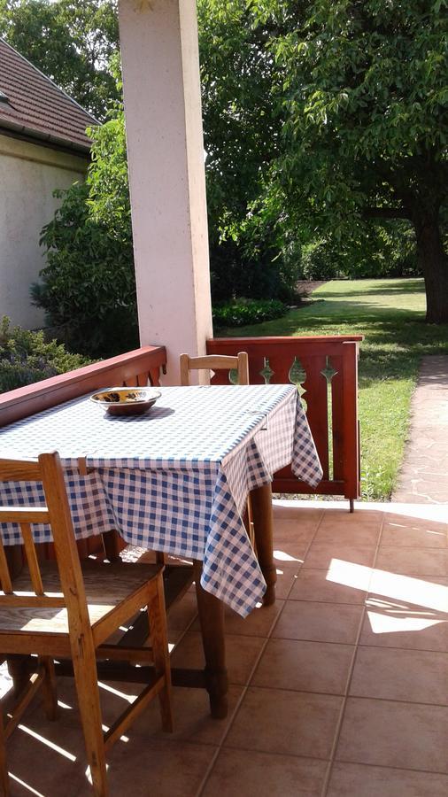 Nosztalgia Vendeghaz Hotel Mezőkövesd Buitenkant foto